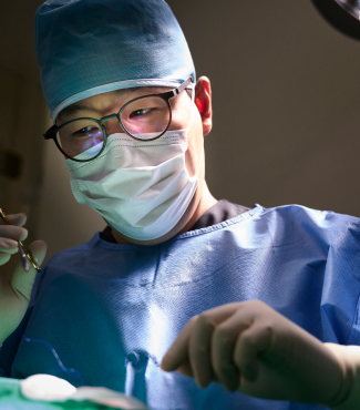 Главный врач Heal Dental Hospital проводит операцию по имплантации в операционной