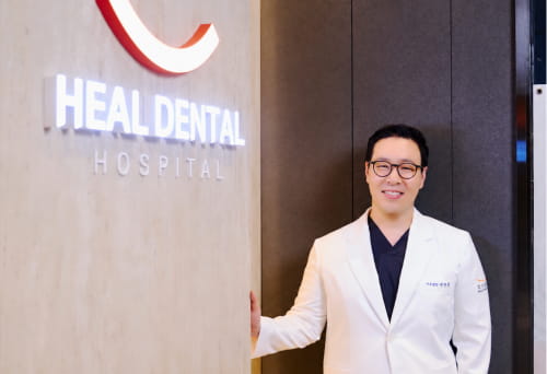 Главный врач у входа в Heal Dental Hospital